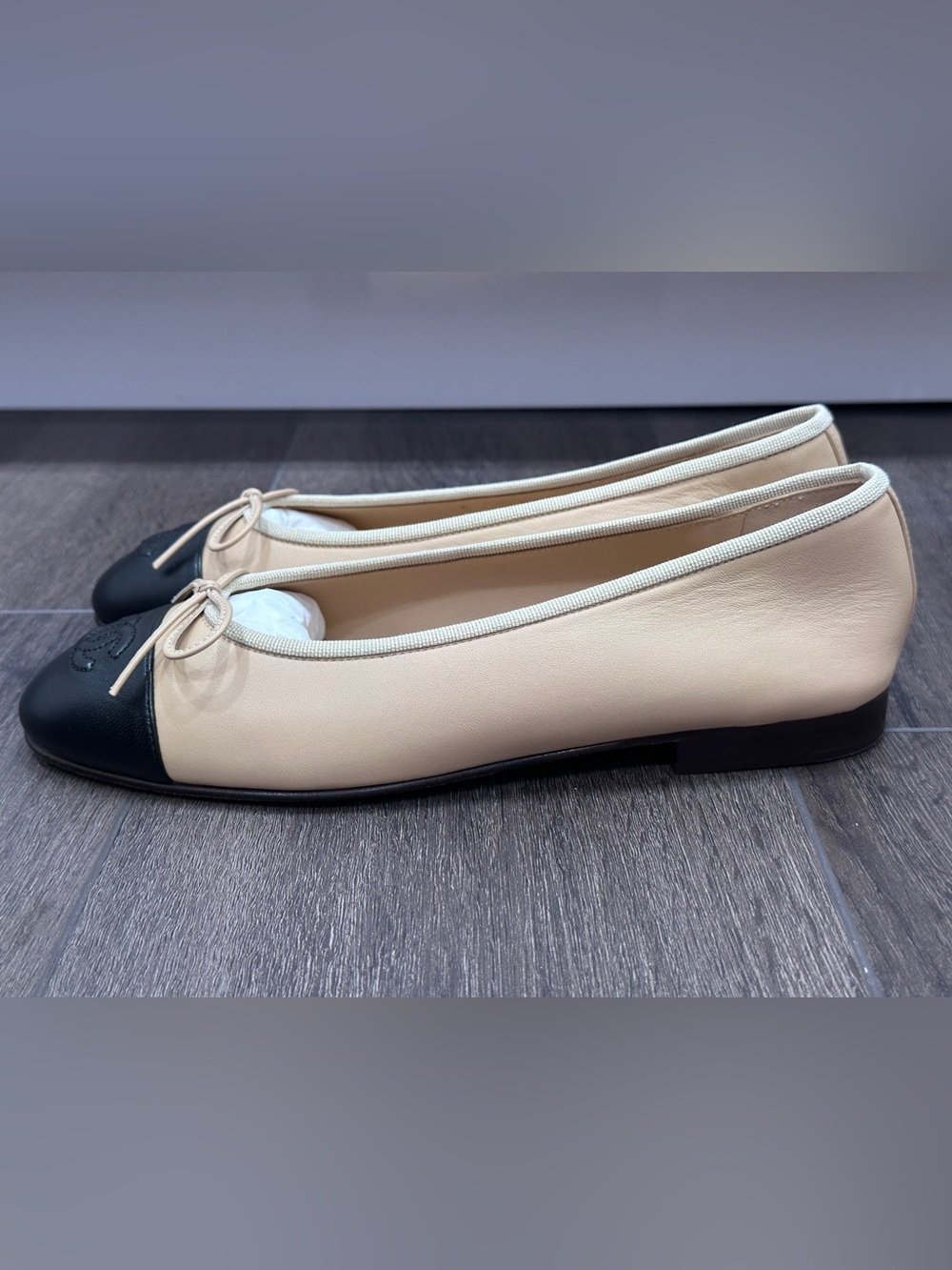 CHANEL CLASSIC CC LOGO BEIGE & BLACK LEATHER BALLET FLATS SHOES Size 37 - Picture 9 of 16